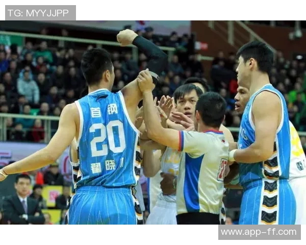 冲突升级！库里与教练发生激烈争执